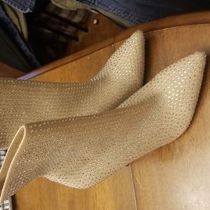 POSITIVE VIBES❣️Steve Madden beige booties with crystal accents. Size 7. EUC